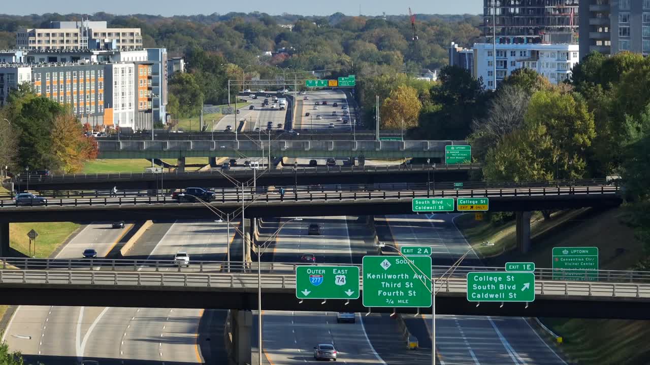 많은 고속도로가 있는 긴 도시 고속도로