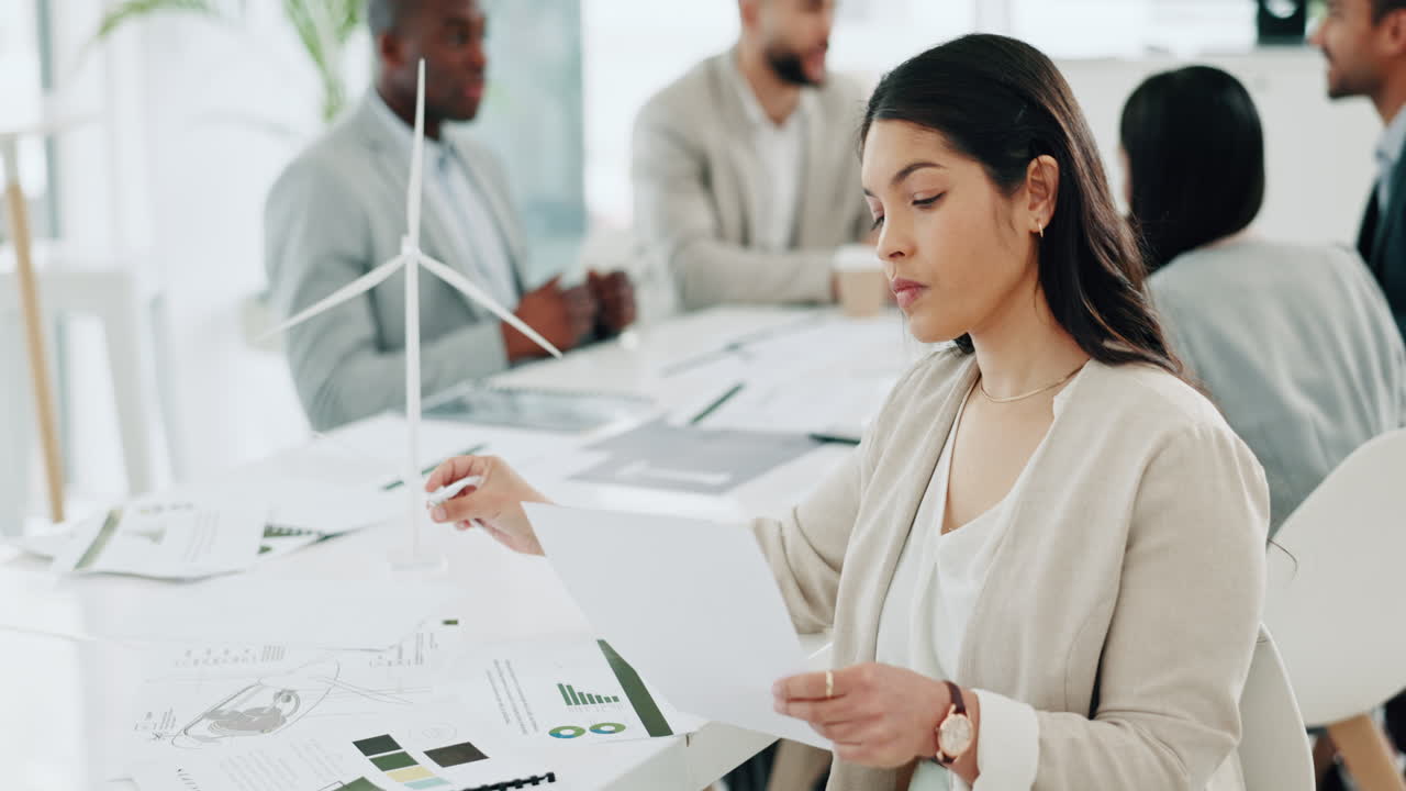 mujer de negocios, modelo de turbina eólica