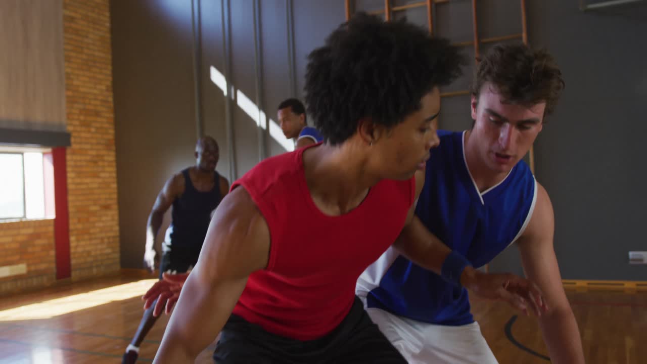 equipo de baloncesto masculino diverso y entrenador práctica de dribble de pelota