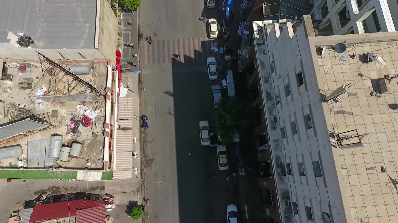 una toma aérea de la ciudad de erbil que muestra la antigua ciudadela de erbil y el jardín frente al castillo con fuentes de agua y el mercado popular