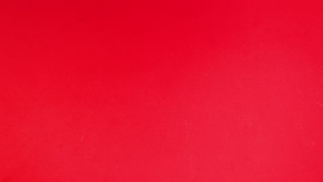 pequeños corazones salen de un sobre blanco con un tema rojo.