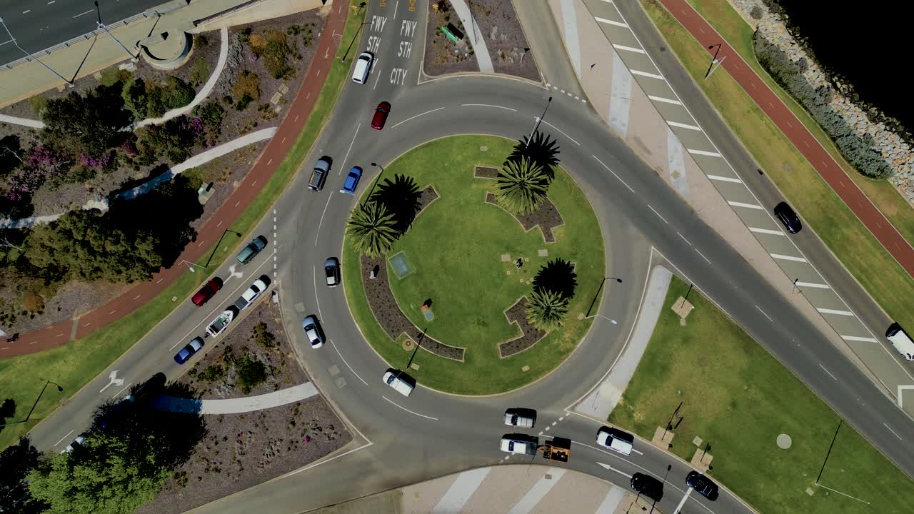 tráfico de automóviles de la ciudad de perth en la rotonda o la intersección o el cruce circular de tráfico - ascenso aéreo de arriba hacia abajo