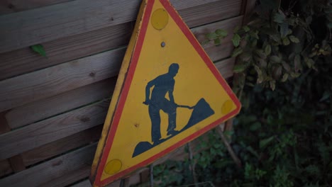 Yellow-triangle-with-red-border-sign-used-in-France