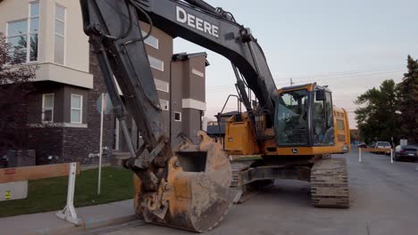 Se-Acercó-La-Excavadora-Estacionada-En-Una-Calle-Residencial