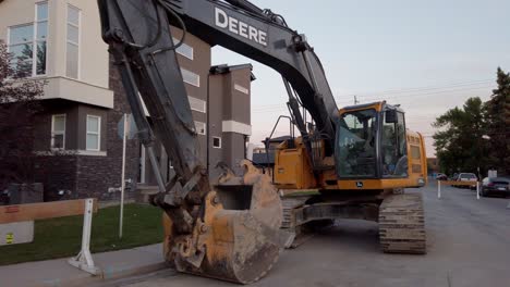 se acercó la excavadora estacionada en una calle residencial