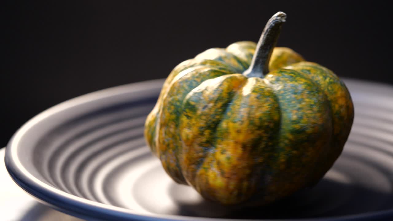 검은 배경의 호박 회전, 4k 해상도로 촬영