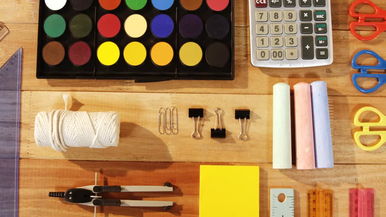 テーブルの上の様々な文具