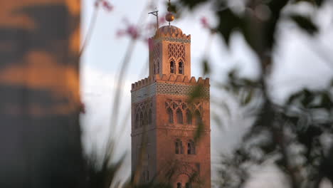 vista ampliada de la mezquita más grande de marrakech - mezquita kutubiyya, marruecos