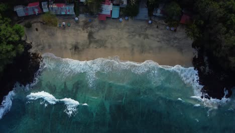 Imágenes-Aéreas-De-Drones-De-4k:-Tranquila-Playa-Secreta,-Padangbai,-Este-De-Bali