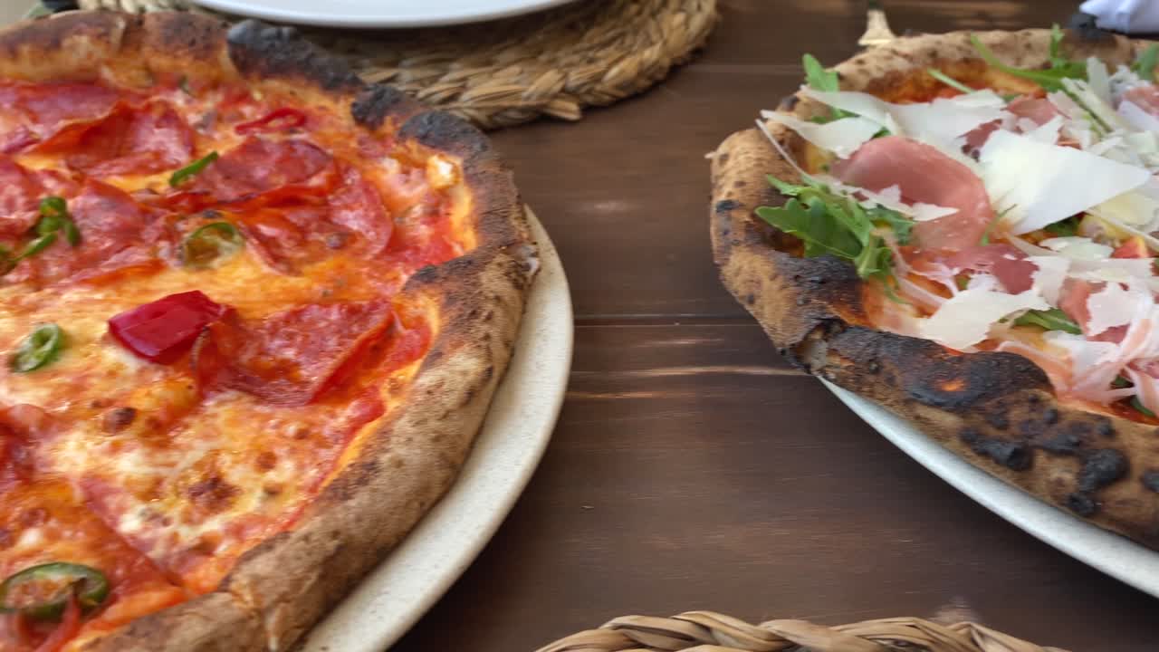 pizzas napolitanas al horno de piedra 4k tiro dinámico en movimiento en un restaurante italiano