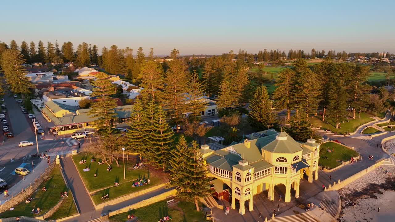 la playa de cottesloe con la casa de té de indiana y los pinos al atardecer, perth, australia occidental