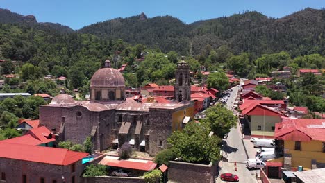 video aéreo capturado por un dron que muestra el corazón de mineral de chico, un pueblo encantador en hidalgo, méxico