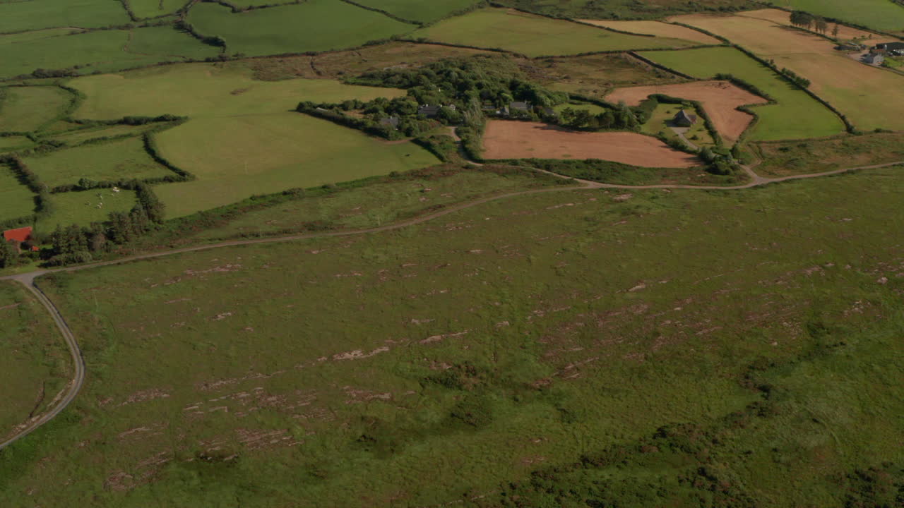 fotografía aérea sobre las tierras de granja irlandesas verdes