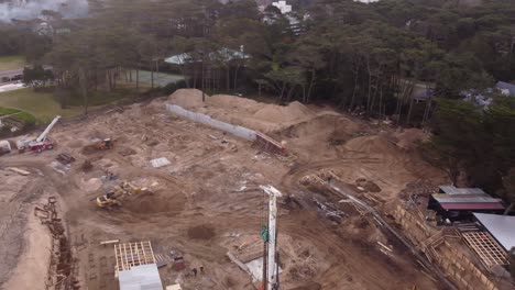 Baustellengebiet-Mit-Gebäuden-Mit-Blick-Auf-Das-Meer-Und-Die-Küstenstraße-In-Punta-Del-Este-In-Uruguay