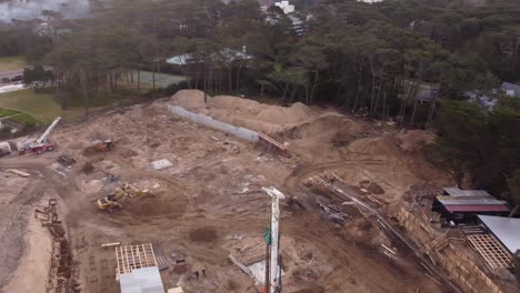 área de construcción con edificios con vista al mar y a la carretera costera en punta del este en uruguay