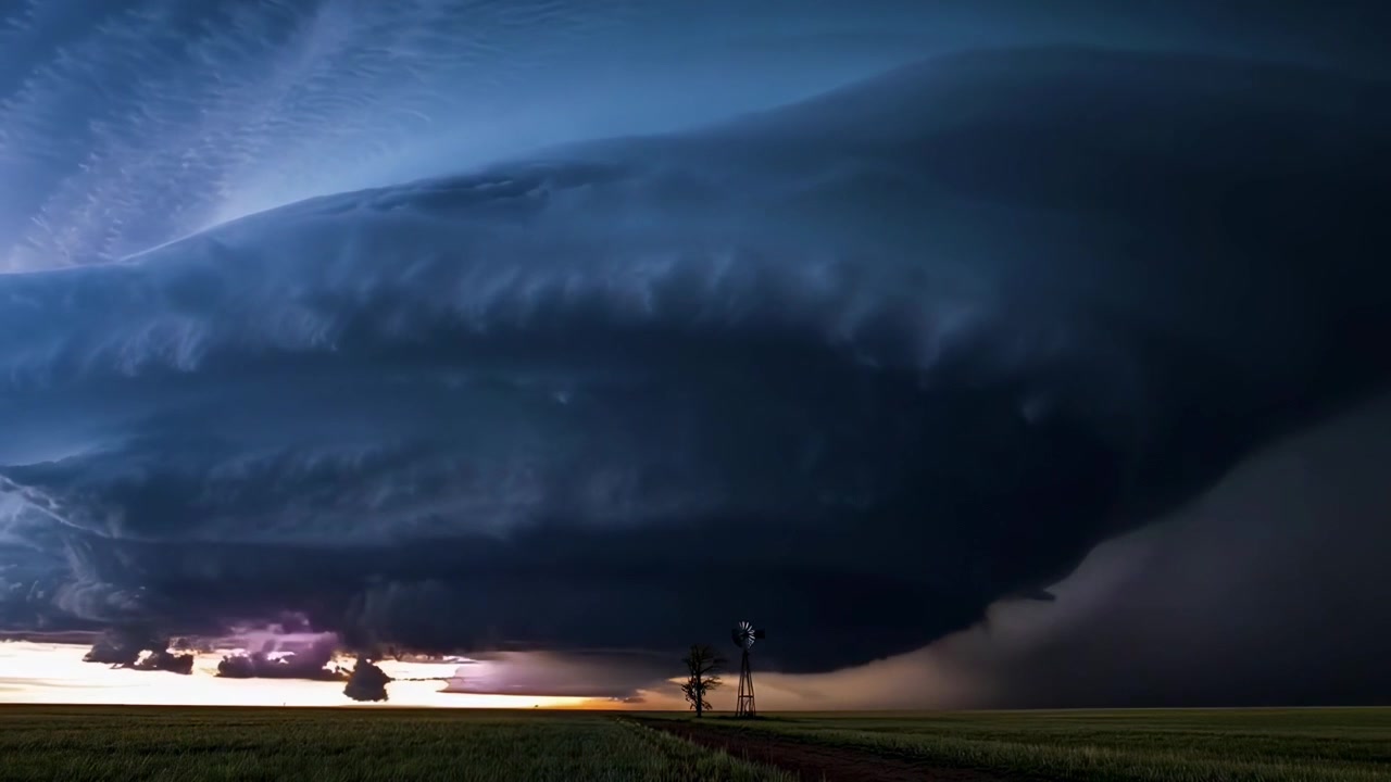 Kraftig supercelle-tordenstorm med lynnedslag over landskab