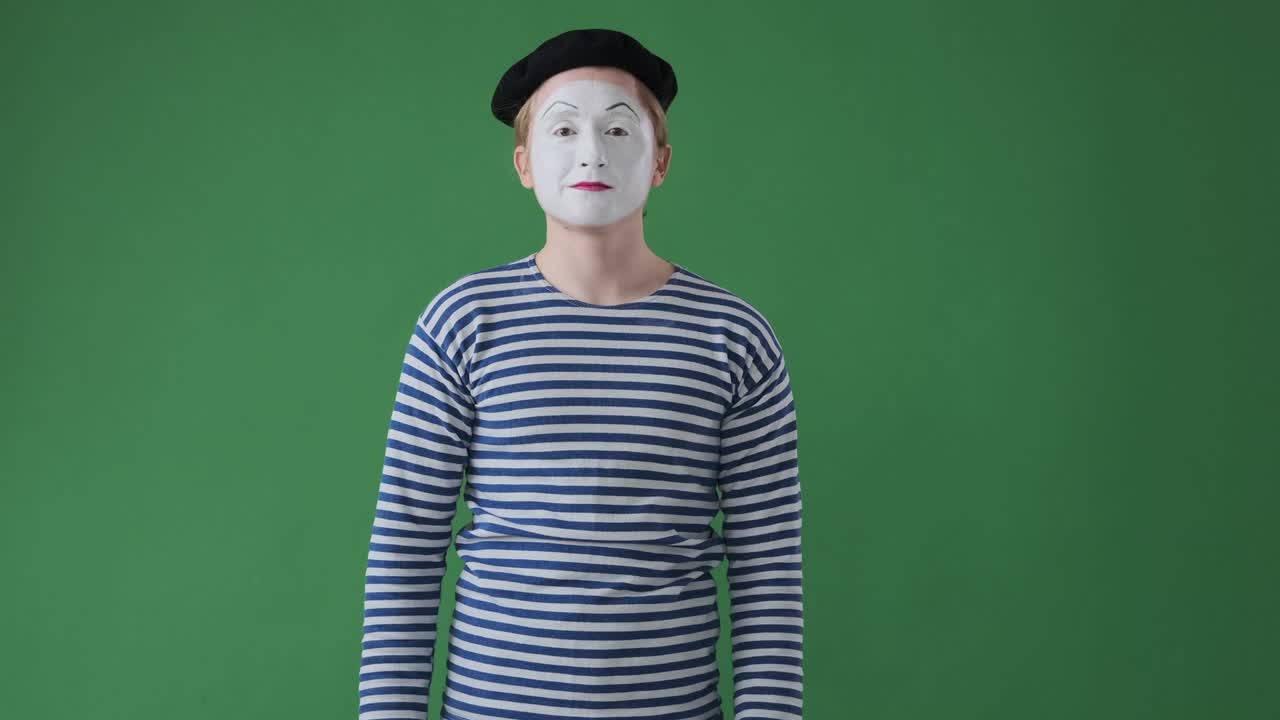 흥분한 미미 아티스트가 엄지손가락을 올리는 제스처