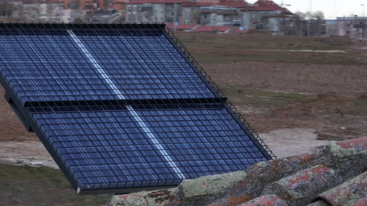 panel solar en una zona subdesarrollada de la ciudad