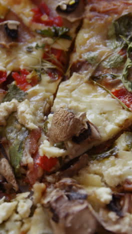 cerca de una pizza enorme