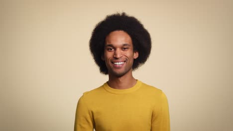 Retrato-De-Un-Joven-Sonriendo-En-Una-Foto-De-Estudio