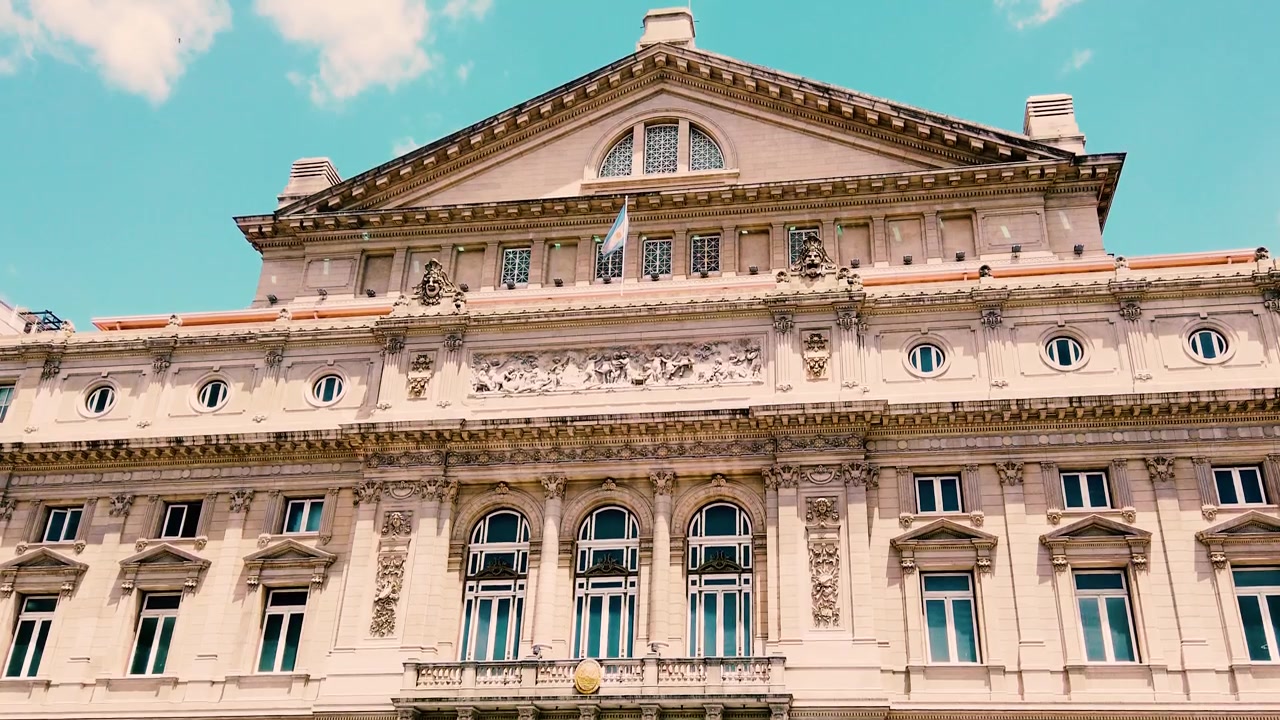 Teatro Colón, iconico punto di riferimento di Buenos Aires, architettura grandiosa, ripreso dal basso.