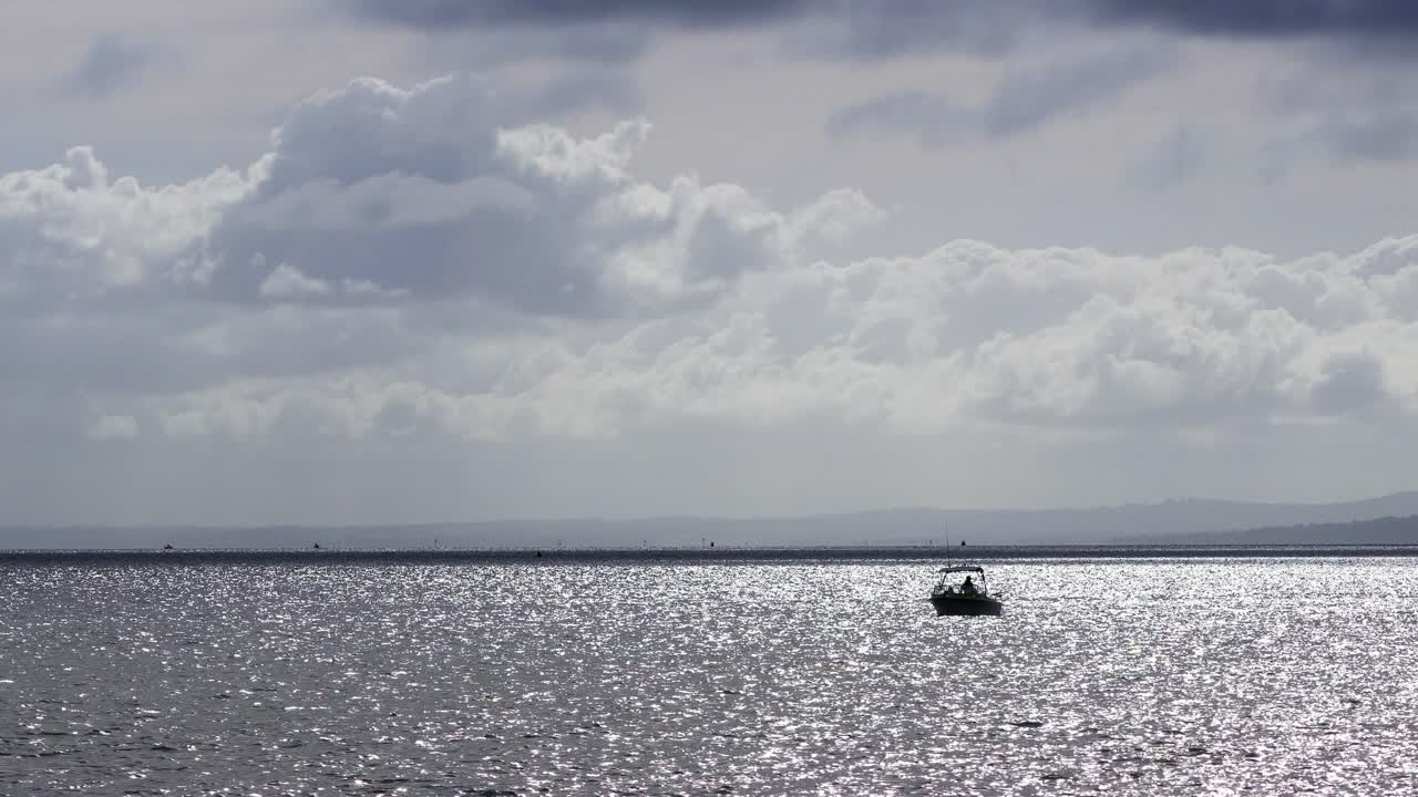 베이의 흐린 날
