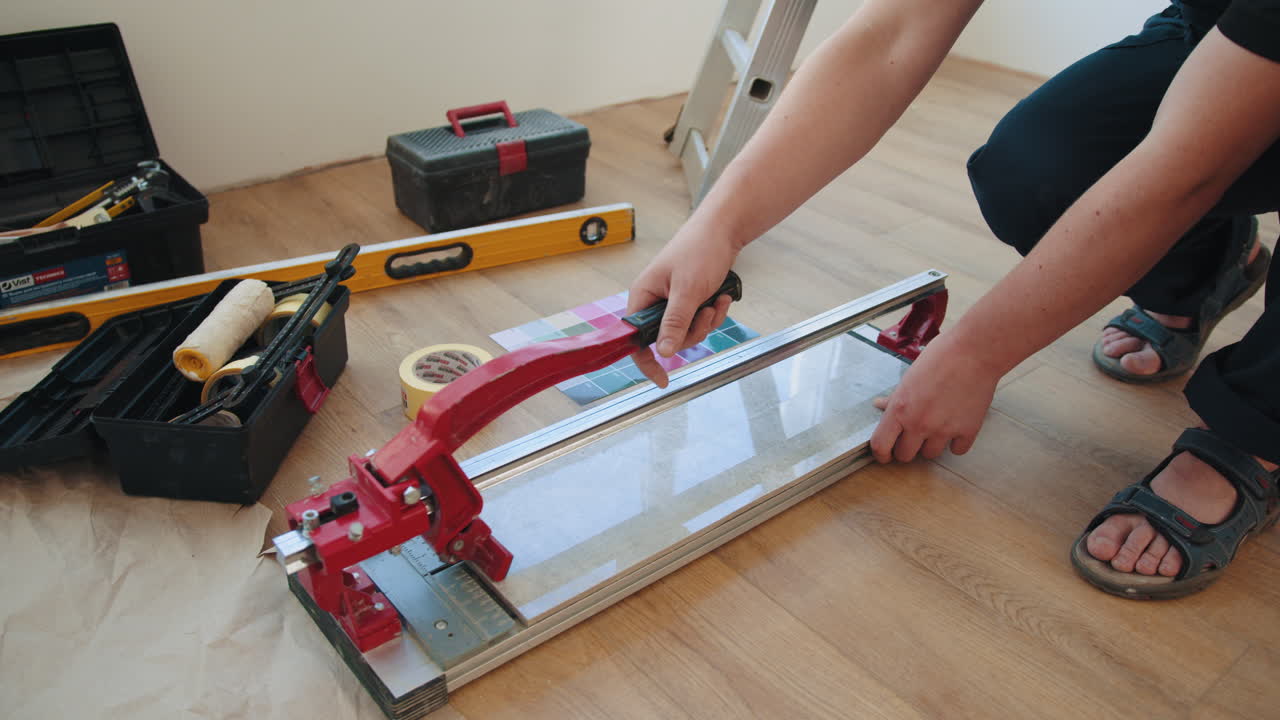 azulejos instalando azulejos en un piso de madera