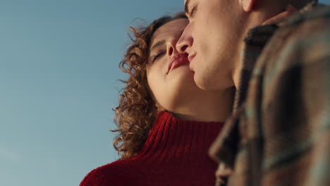 pareja amorosa posando ante la cámara. mujer sonriente y hombre acurrucados juntos