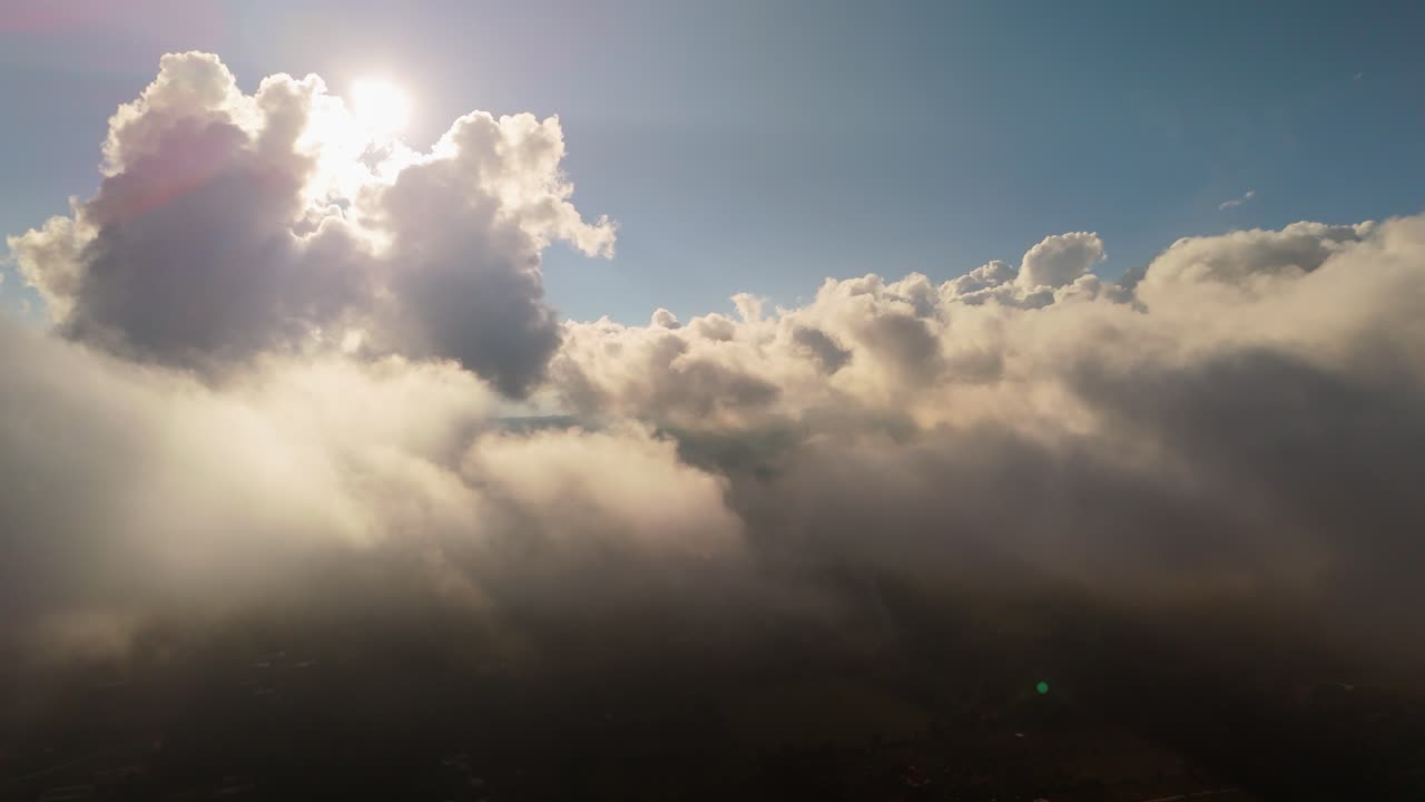 Il sole splende su drammatiche formazioni nuvolose, con una calda luce che squarcia il cielo