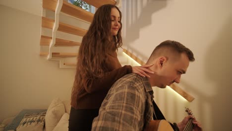 una pareja enamorada está pasando tiempo en casa.