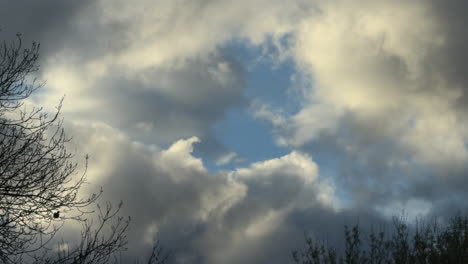 Rapid-moving-Cumulus-clouds-at-dusk-on-a-spring-evening-passing-over-Worcestershire,-England