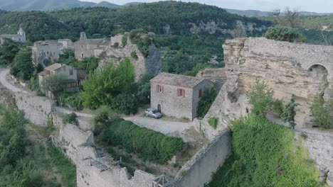 Luftdrohne-Luberon-Provence-Saignon-Frankreich-Mittelalterliche-Stadt-Bei-Sonnenaufgang