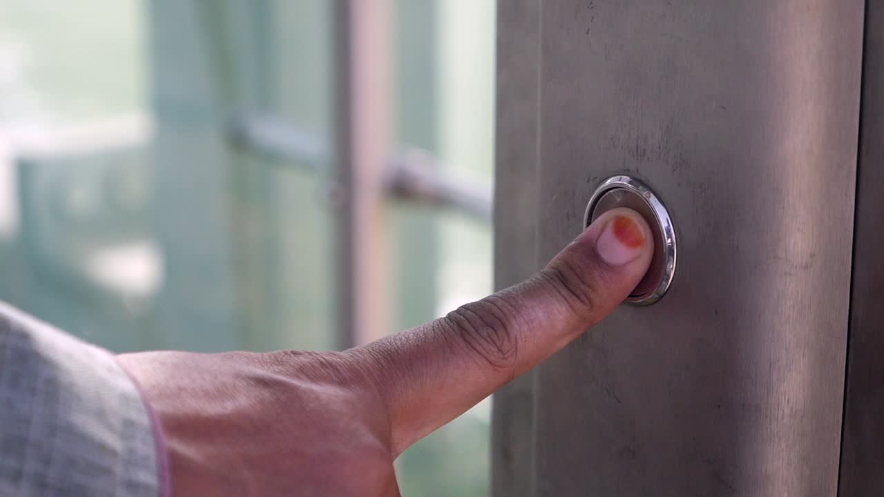 손가락으로 엘리베이터 버튼을 누르면