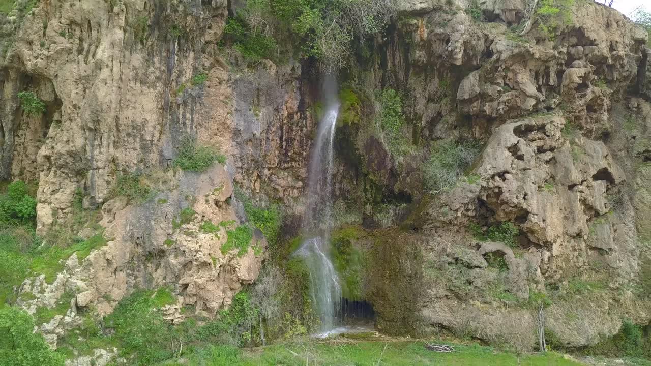 una cascada muy hermosa en kermanshah irán