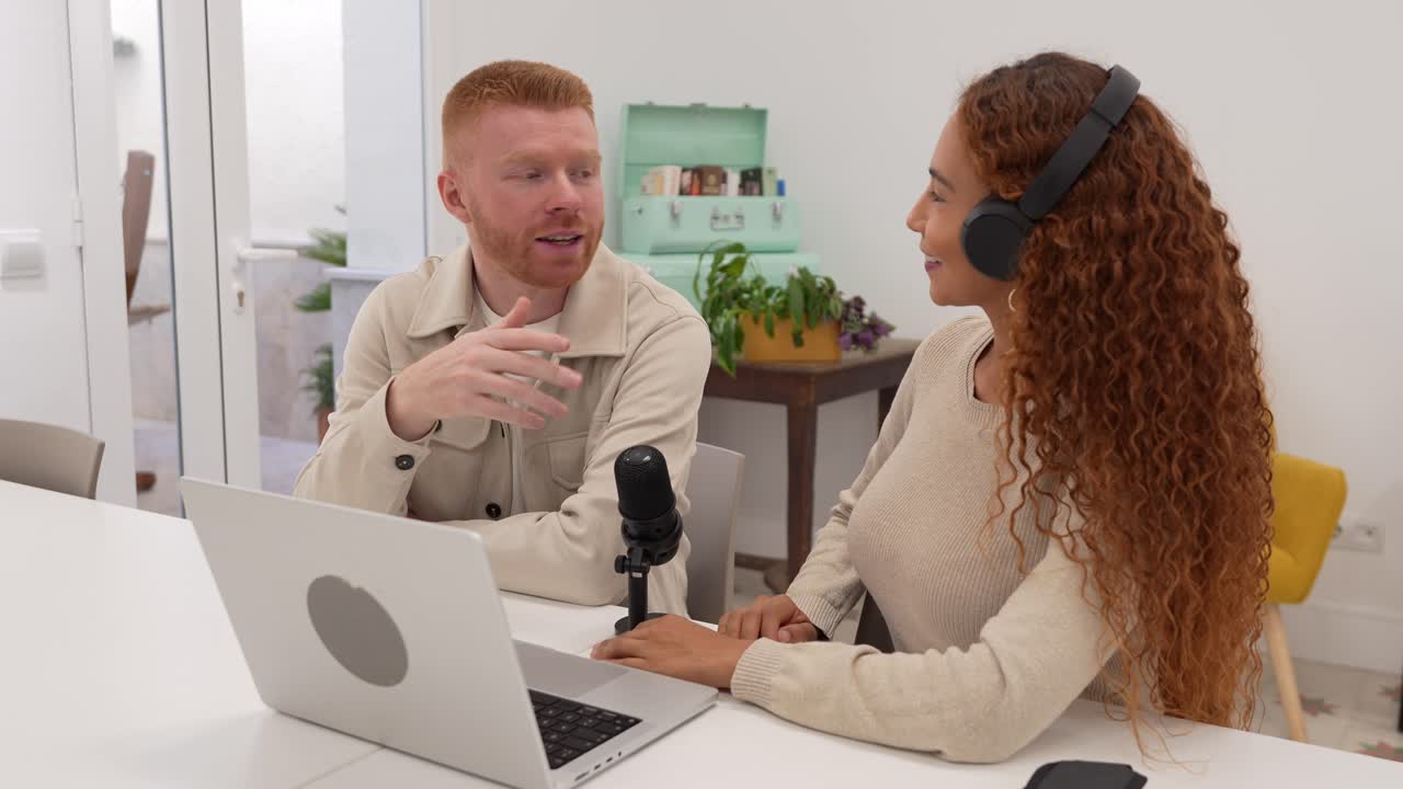 Mann und Frau nehmen einen Podcast in einem modernen Studio auf