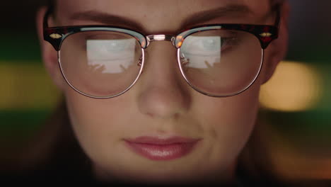 retrato de cerca hermosa mujer de negocios trabajando hasta tarde usando una tableta navegando por datos de gráficos financieros mirando la información en la pantalla usando gafas