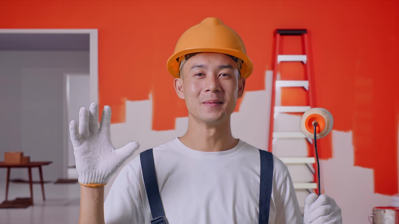 방을 칠하는 남자