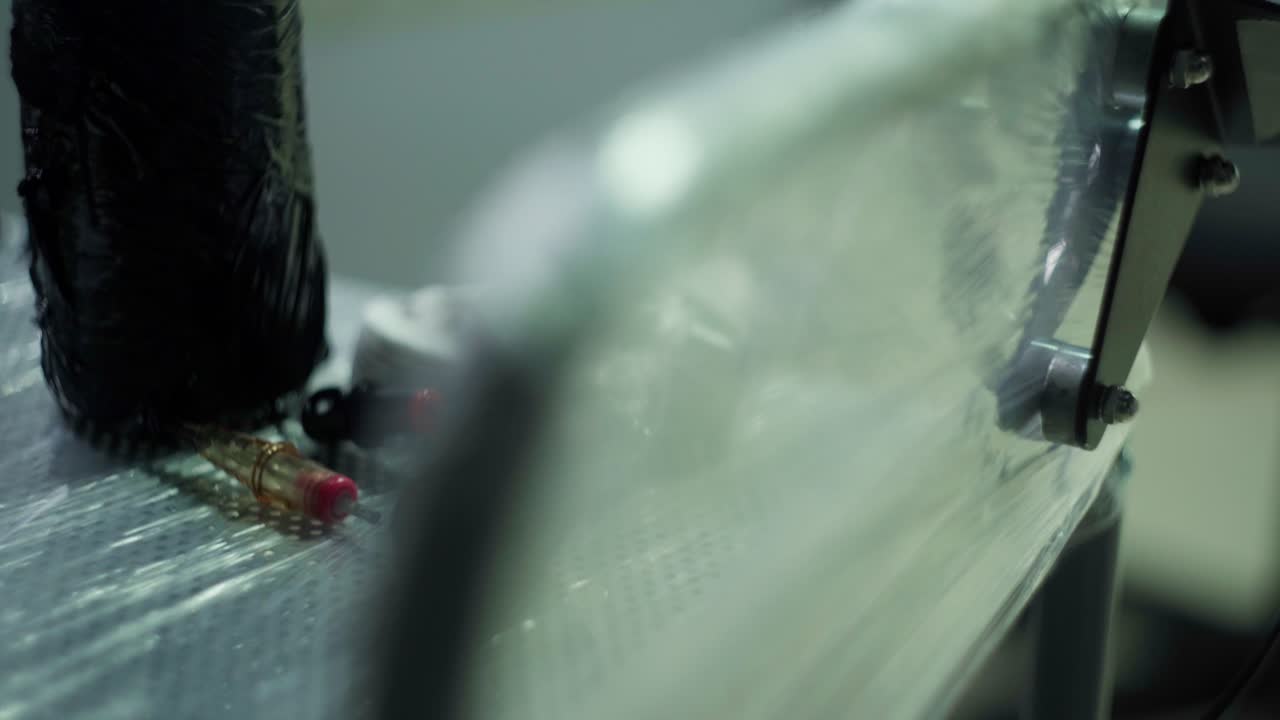 문신실에서 필름 근처의 테이블에 있는 문신기