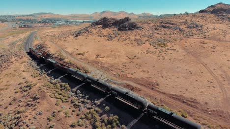 tren de carga recorriendo el desierto en 4k