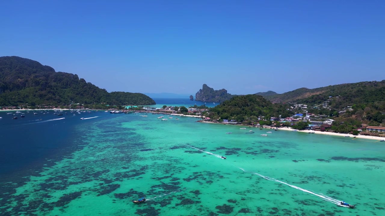 Toàn cảnh đảo Phi Phi từ trên cao với làn nước màu ngọc lam, thuyền bè, khu nghỉ dưỡng sang trọng và phong cảnh núi non. Cảnh quay trên không hùng vĩ, tăng tốc độ (speed ramp), Hyperlapse, motionlapse, timelapse