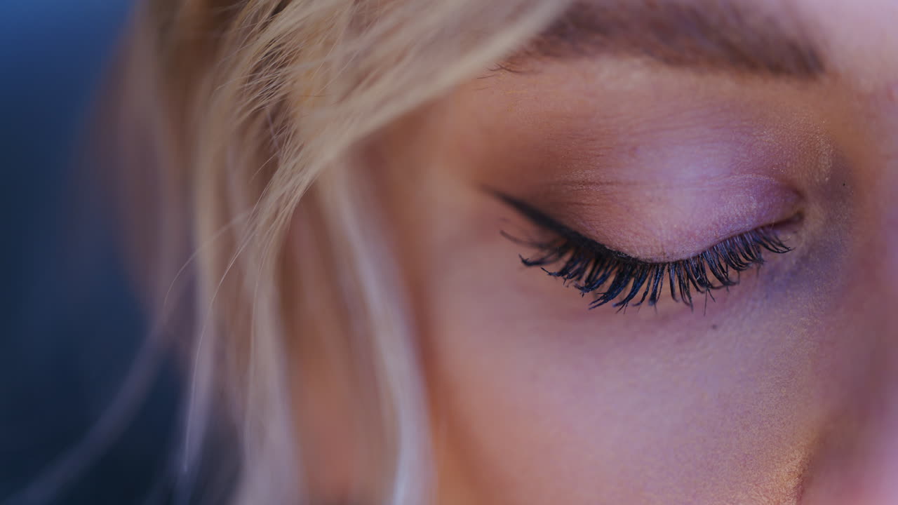 macro primer plano del ojo que se abre