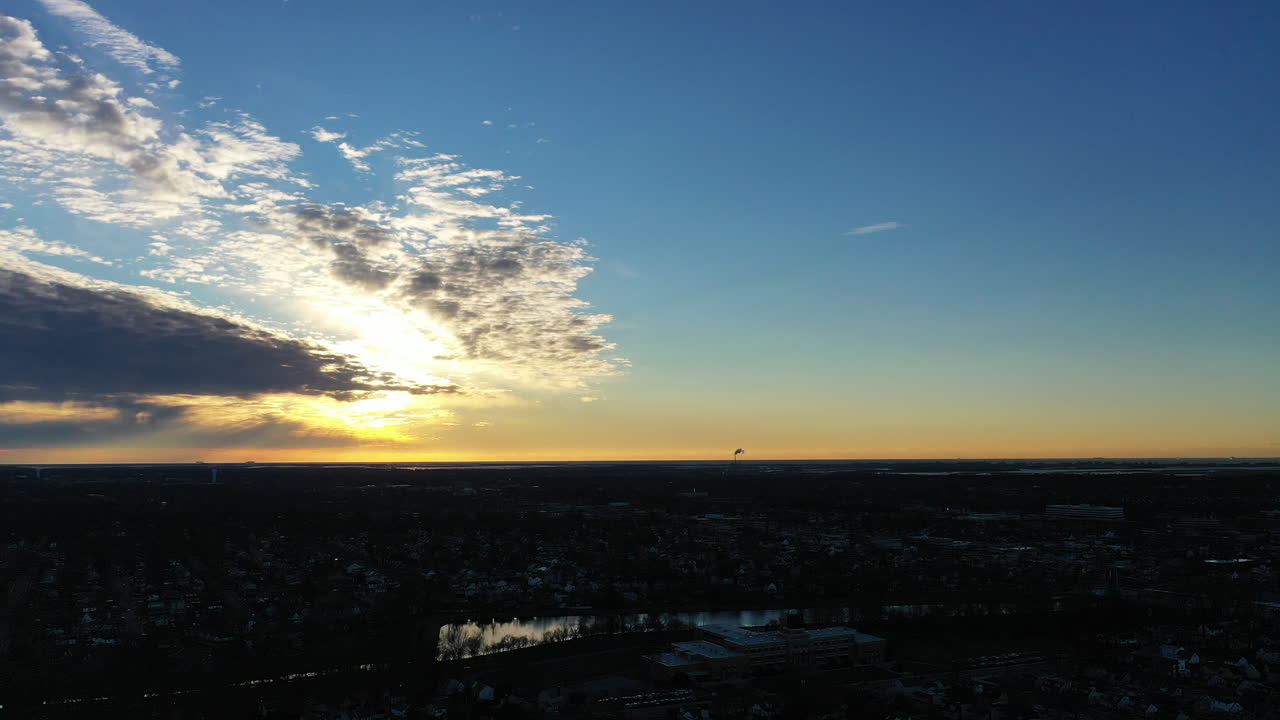 태양 주위에 구름이 있는 푸른 하늘과 황금빛 일출