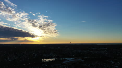 un amanecer dorado con cielos azules con nubes alrededor del sol