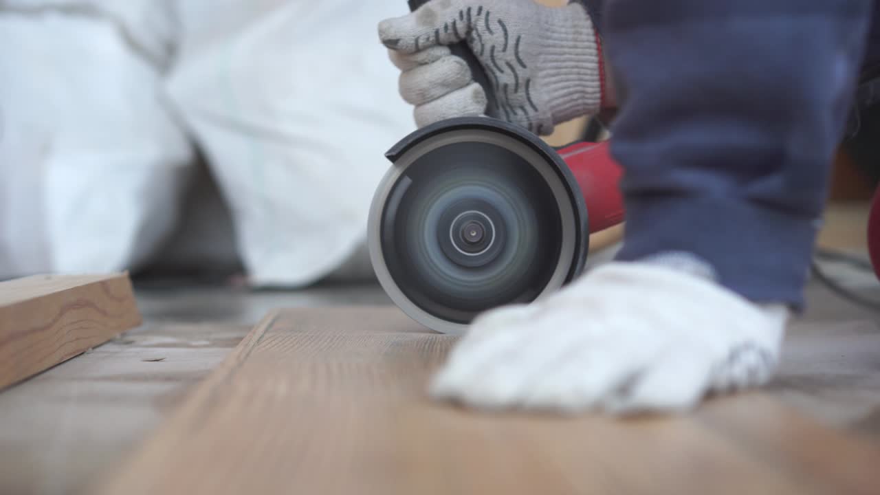 수리 및 장식: 한 남자가 도자기로 세라 타일을 잘라낸다.