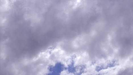 lapso de tiempo: espesas nubes blancas y grises moviéndose por el cielo