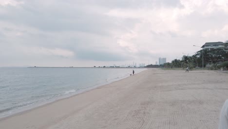 Natürliches-Meereswellenwasser-Mit-Schaum-Auf-Dem-Weißen-Strand-Der-Sandigen-Schönheit,-Sommerstrandmeerblick