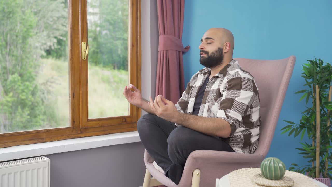 창문 앞에서 명상하는 남자.