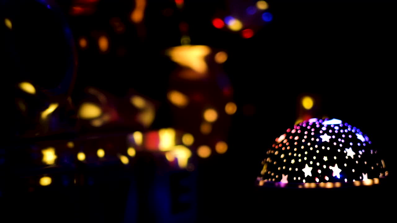 어두운 방에서 돌아 다니는 아이들의 야간 조명, 조명이 반짝임