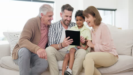 padre, abuelos e hijo en la tableta para el hogar