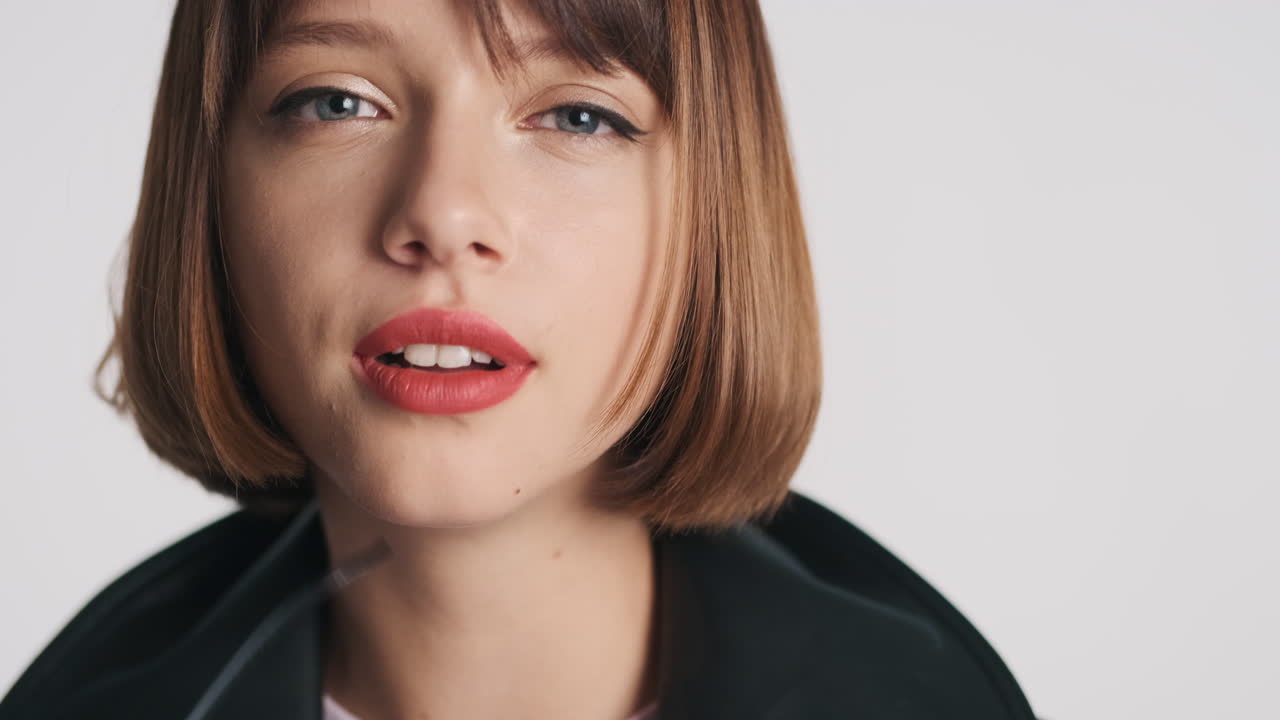 mujer morena quitándose las gafas de sol